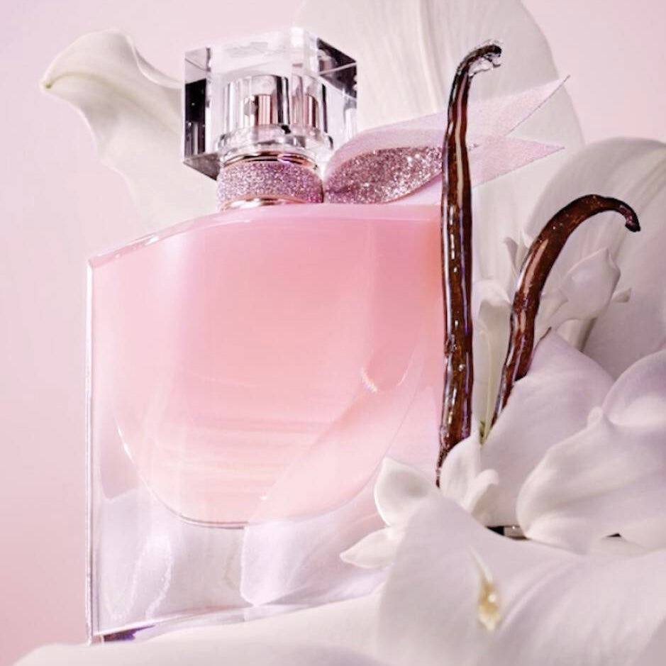 La Vie Est Belle Vanille Nude perfume sample by Lancôme – styled with soft lighting and patisserie tones, evoking glazed vanilla and floral elegance.