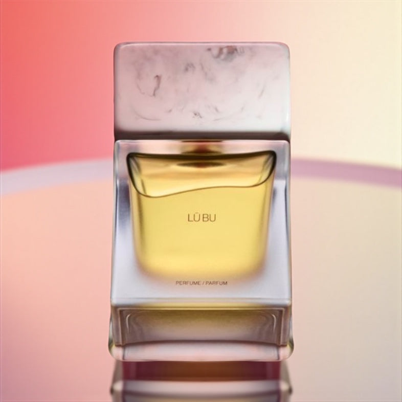 Sora Dora Lü Bu perfume sample – smoky clove, gunpowder, and black vanilla notes styled in a dark, metallic setting.