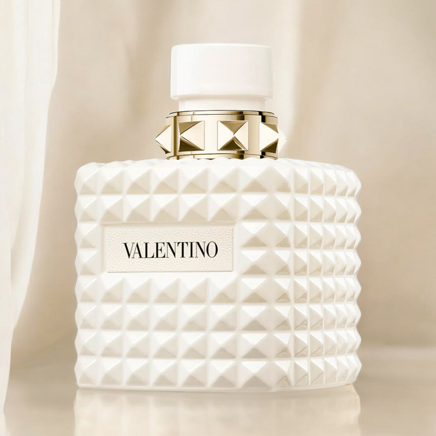Valentino Donna Born In Roma Ivory fragrance sample – marshmallow, vanilla and orange blossom styled in a chic lifestyle setting