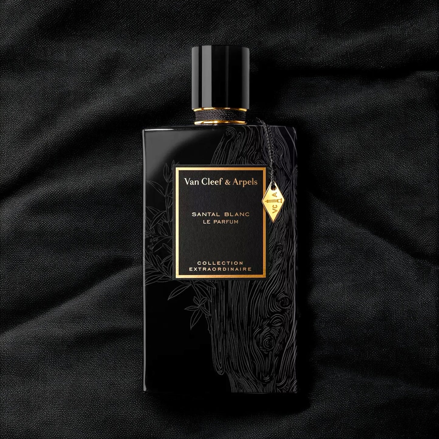 Van Cleef & Arpels Santal Blanc Le Parfum fragrance sample – milky sandalwood and creamy cashmeran styled in an elegant lifestyle setting.