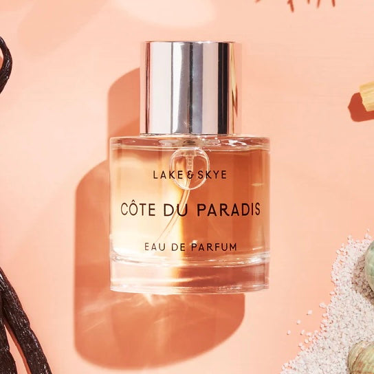 Close-up of a fragrance sample of Côte du Paradis, highlighting its creamy, woody, and sunlit notes for a luxurious and effortless scent experience