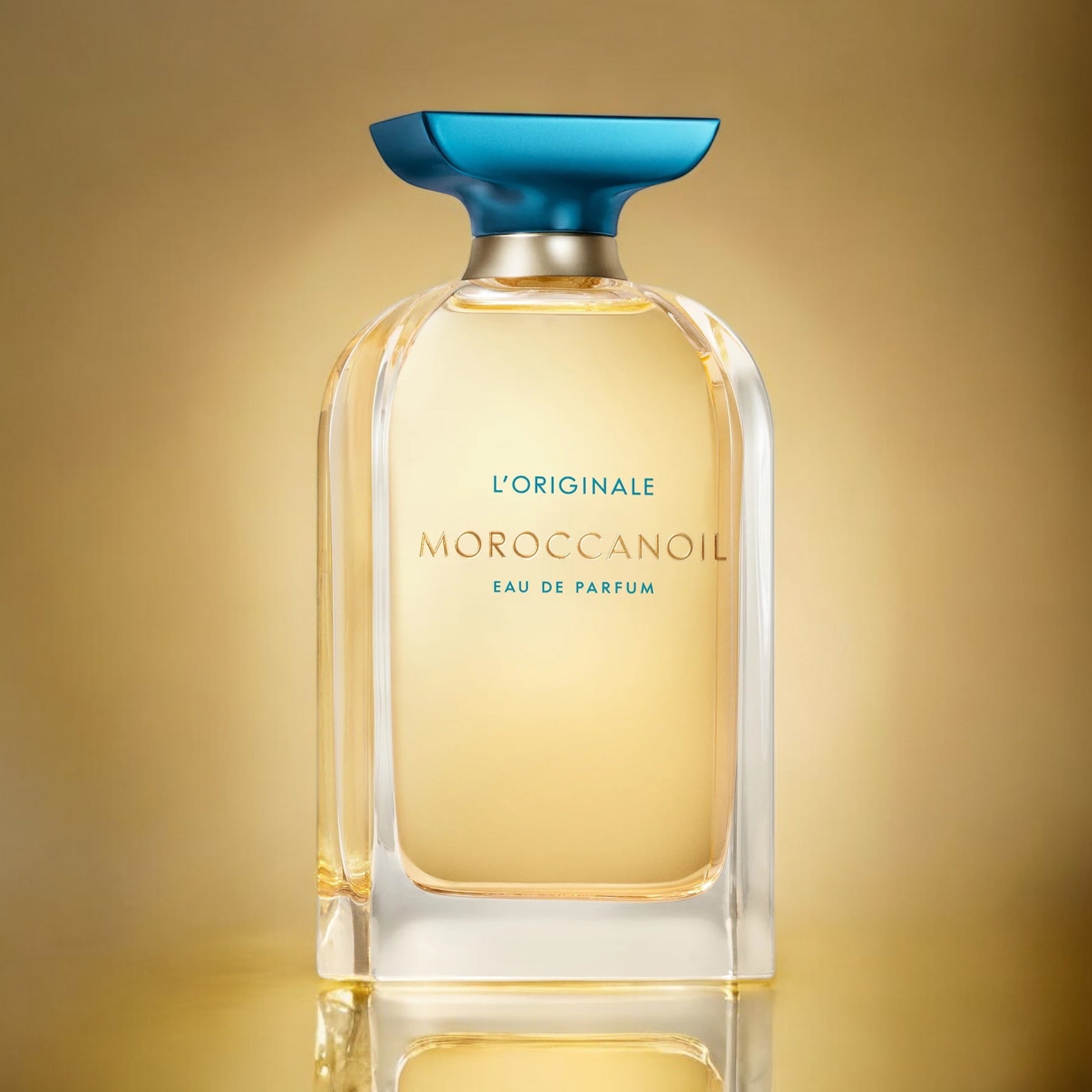 Close-up of a fragrance sample of L’Originale, highlighting its floral, woody, and amber notes in a warm, elegant blend.