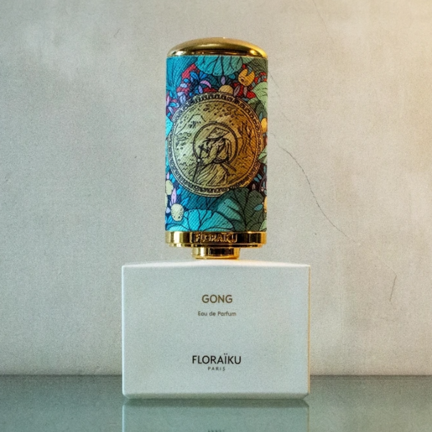 Floraïku Gong perfume sample styled in a calm tea-inspired setting to reflect its yuzu, dorayaki and soft woody notes.