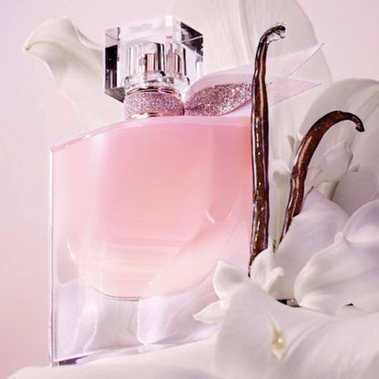 La Vie Est Belle Vanille Nude perfume sample by Lancôme – styled with soft lighting and patisserie tones, evoking glazed vanilla and floral elegance.