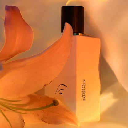 L'Orchestre Parfum Bouquet Encore Latte perfume sample – creamy almond milk and silky vanilla in a soft, cocooning setting.