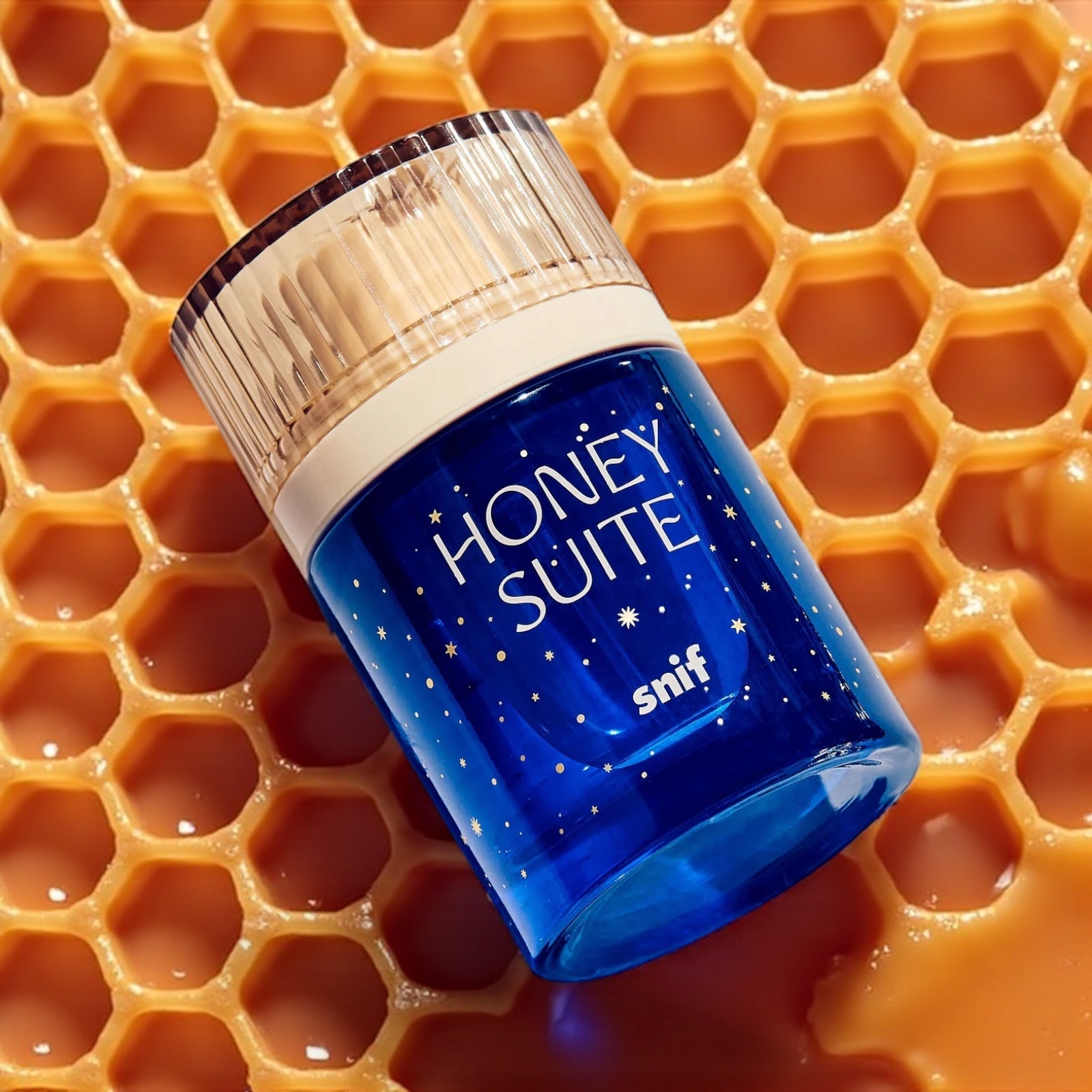 Snif Honey Suite perfume sample – smoky honey, incense, and wood notes styled in a warm amber-toned setting.