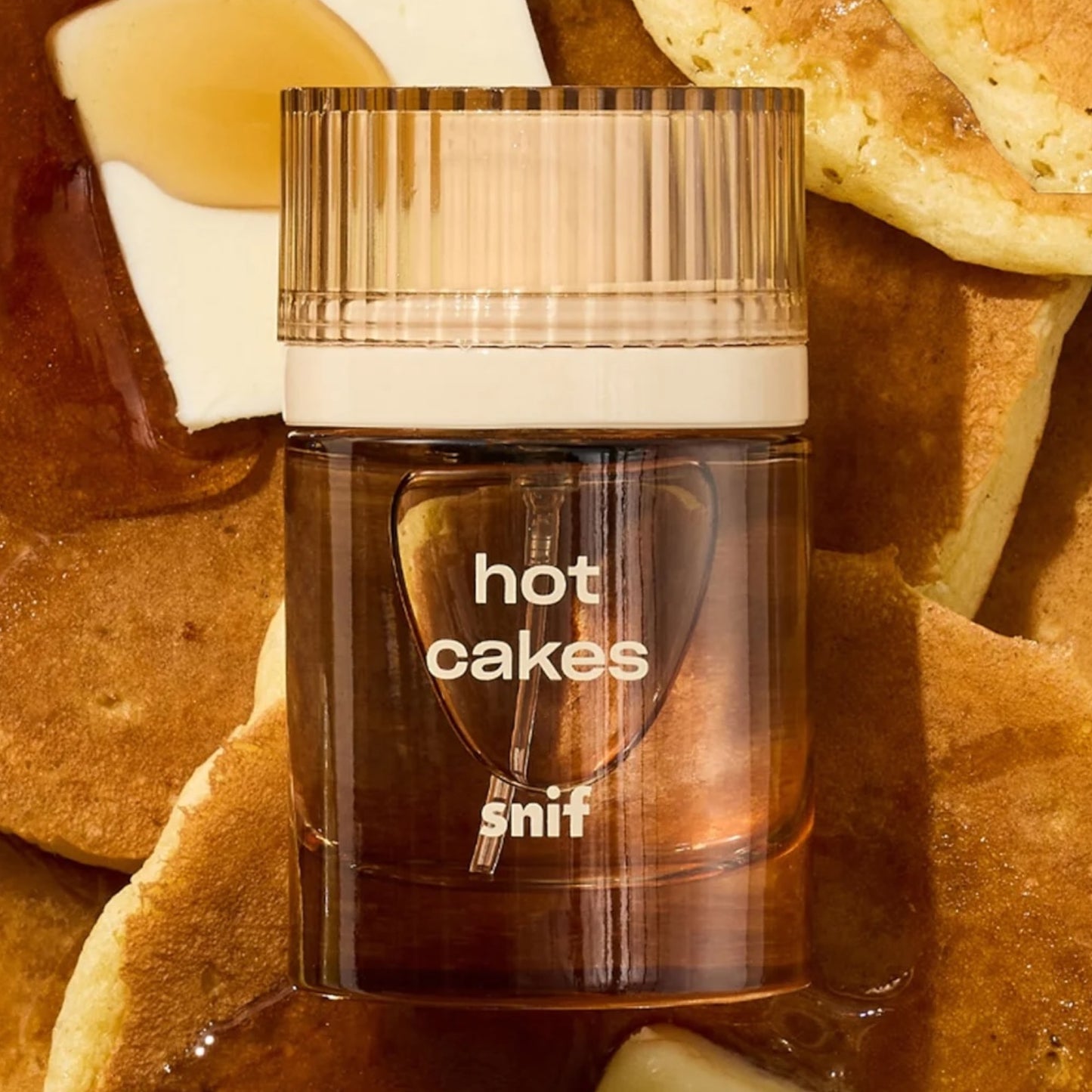 Snif Hot Cakes perfume sample – warm pancakes and maple syrup in a cozy breakfast-inspired lifestyle scene