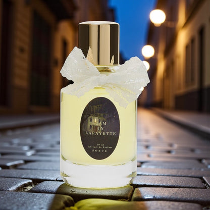 Sorce 2AM in Lafayette perfume sample styled in a warm late-night café scene to highlight its sugary beignet, caramel and oakmoss notes.