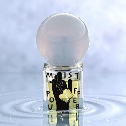 Stora Skuggan Mistpouffer perfume sample – ozone, pine and smoky vetiver notes styled in a misty, atmospheric setting.