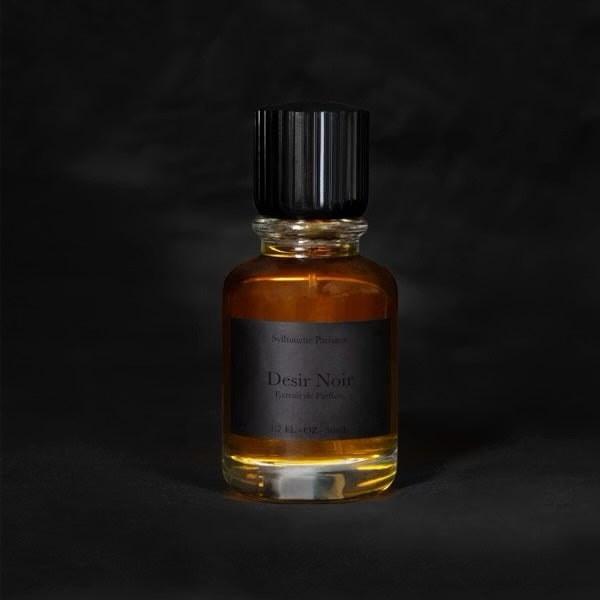 Sylhouette Parfums Désir Noir perfume sample – dark gourmand scent with cocoa, honey, and musk in a moody, smoky setting.