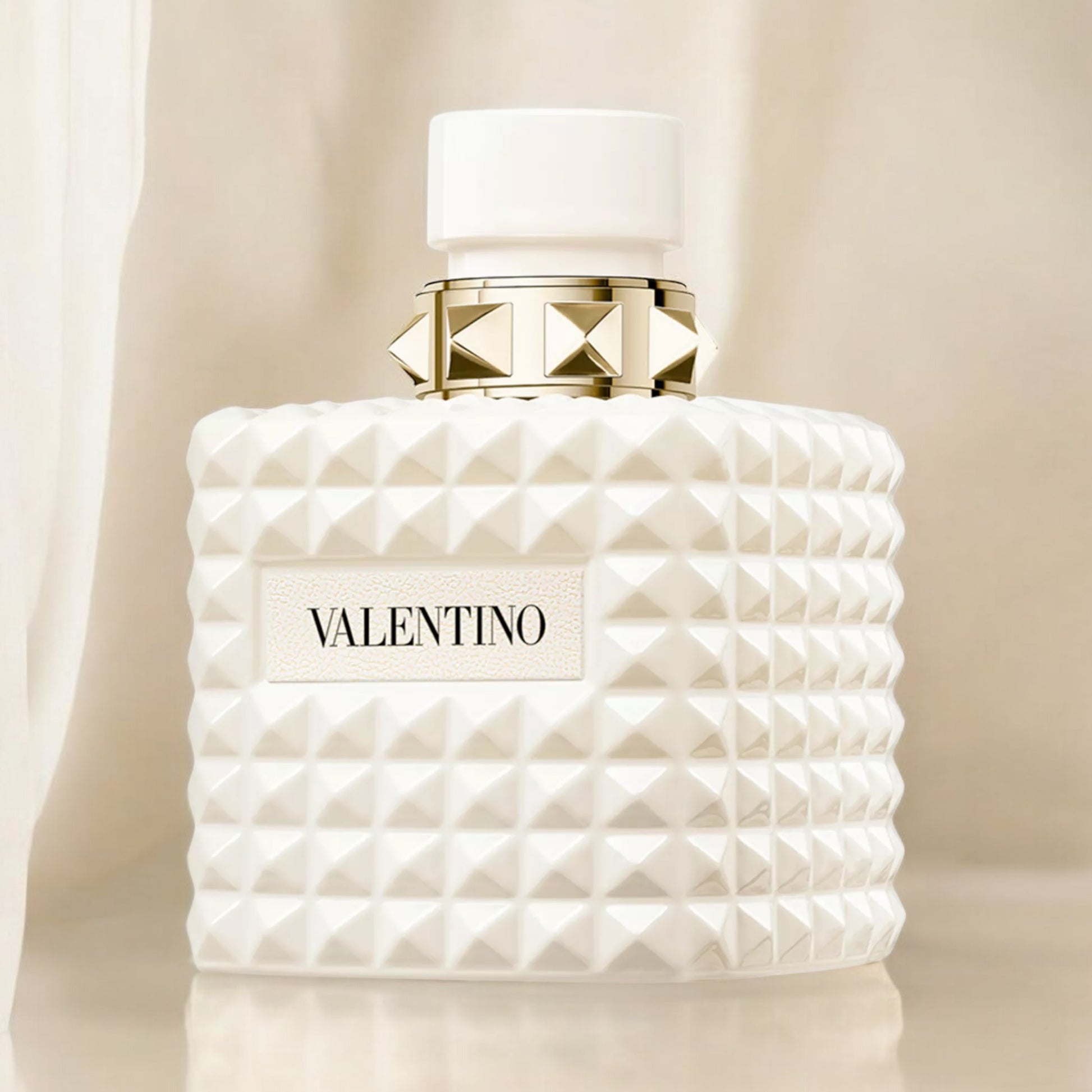Valentino Donna Born In Roma Ivory fragrance sample – marshmallow, vanilla and orange blossom styled in a chic lifestyle setting