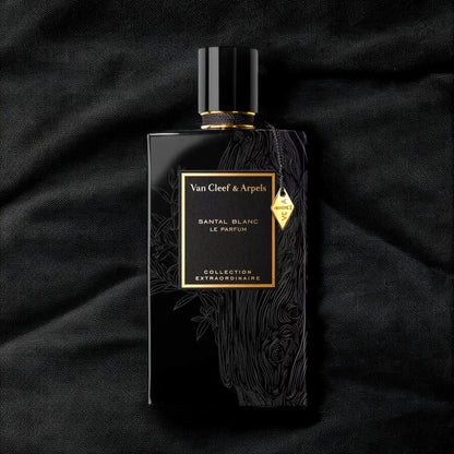 Van Cleef & Arpels Santal Blanc Le Parfum fragrance sample – milky sandalwood and creamy cashmeran styled in an elegant lifestyle setting.