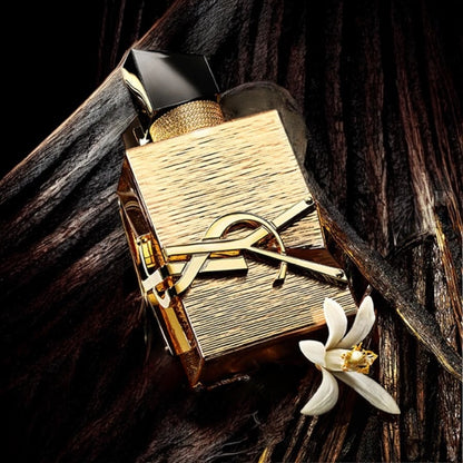 YSL Libre Vanille Couture fragrance sample – golden vanilla, rum and florals styled in a dark vanilla setting.